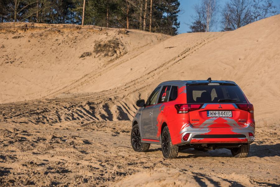  Mitsubishi Outlander PHEV Rally Style 2016 года  (фото 20 из 30)